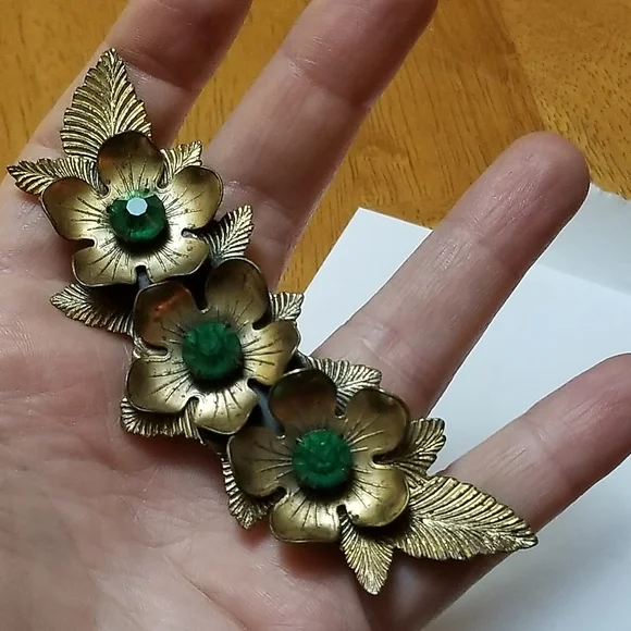 Relisted- Vintage three flowers brooch green rhinestones pin large crescent gold - Picture 5 of 14